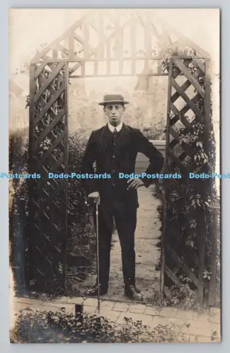 R805488 Mann steht im Garten