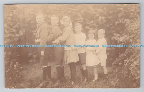 R805489 Kindergruppe. Gefüttert. im Garten. L.T.K