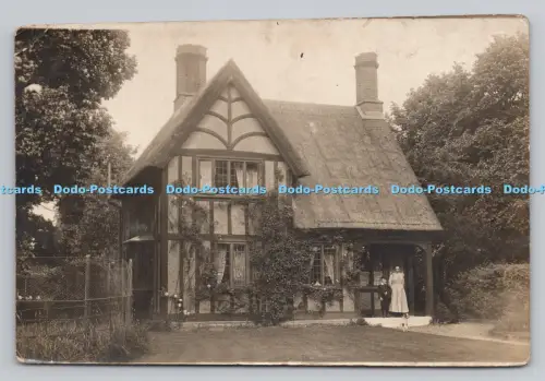 R807068 Frau und Kind stehen zu Hause. Postkarte