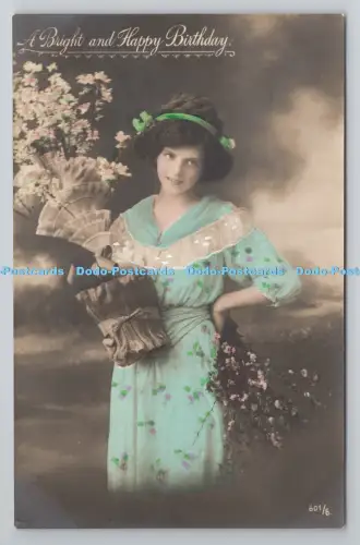 R805495 Ein heller und glücklicher Geburtstag. Frau mit Blumen