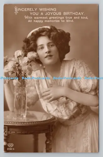 R805504 Ich wünsche Ihnen mit freundlichen Grüßen einen fröhlichen Geburtstag. Frau. Auf dem Tisch Vase mit F