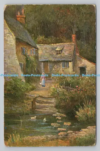 R807111 Frau steht auf der Straße im Dorf. Serie Nr. 130