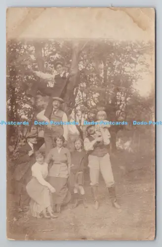 R805614 Personengruppe, die am Baum steht