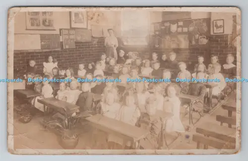 R805615 Kindergruppe. in der Klasse. Schule. 1913