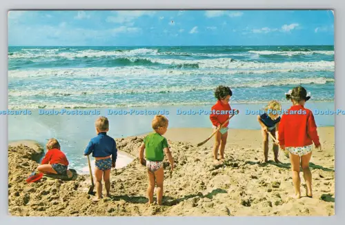 R805640 Kinder spielen am Strand. Bamforth. Holmfirth. Yorkshire. Beach Ser
