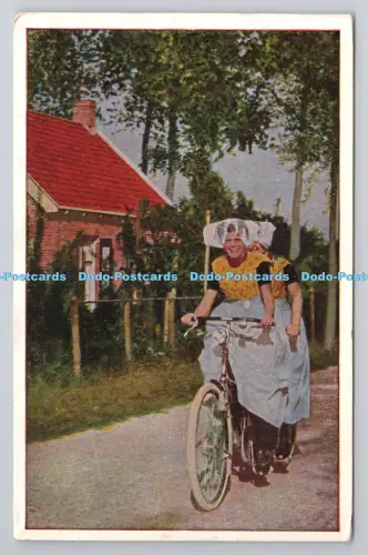 R805641 Zeeland. Frauen fahren Fahrrad