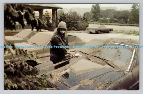 R811147 Mount St. Helens. Asche am Sonntag entfernen. Coral Lee. Mike Roberts. D