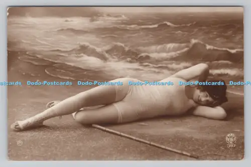 R809120 Frau schläft am Strand. A. Noyer