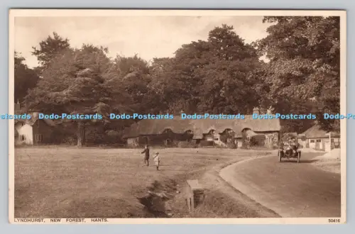 R809130 Lyndhurst. New Forest. Hants. Die Grauen Zigaretten