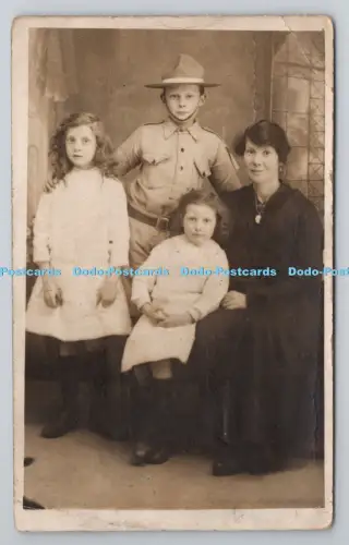 R805823 Mutter mit drei Kindern. Junge in Uniform gekleidet