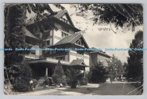 R811186 La Maison du Japon et l allee Rockefeller en Bordure de la Maison Danois