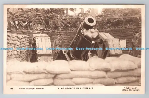 R805829 King George in einer Waffengrube. Tägliche Post. Krone