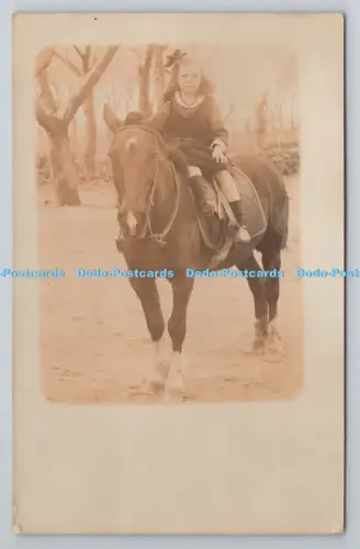 R805851 Mädchen auf dem Pferd. Postkarte