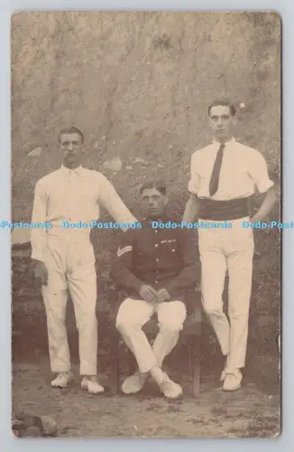 R805912 Drei Männer. L.T.K