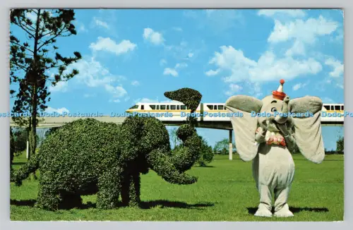 R807508 Strolling Topiary Lane. Dumbo trifft einen Topiary Cousin. Walt Disney World