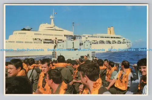 R807514 Truppen aus Canberra verlassen das Mutterschiff mit Landungsbooten. Prescott Pi