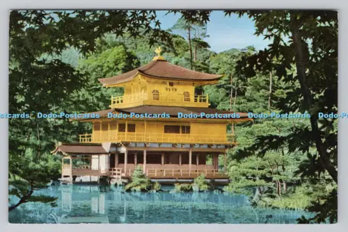 R811291 Kin Kaku Goldener Pavillon in frischem Grün. Kyoto