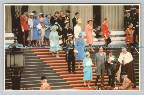 R807520 Die Prozession der Königin verlässt St. Pauls. Prescott Tonabnehmer. Allscott.