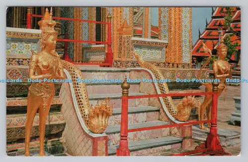 R811313 Bangkok. Kinarees bewachen eine Tür im Smaragd-Buddha-Tempel. Phorn Th