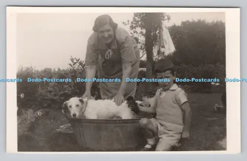 R807548 Frau wäscht einen Hund. Junge. L.T.K