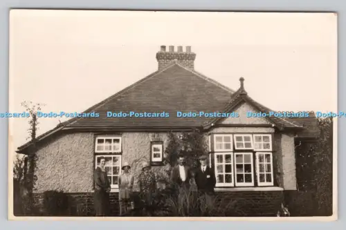 R807549 Personen stehen zu Hause. L.T.K