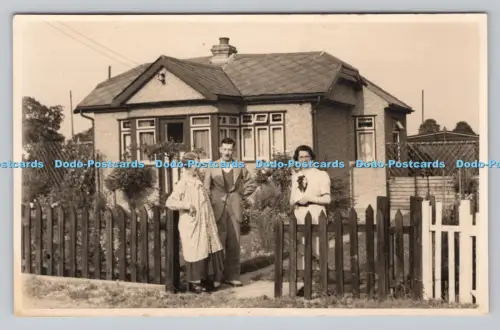 R807550 Zwei Frauen und Männer stehen neben dem Haus. L.T.K