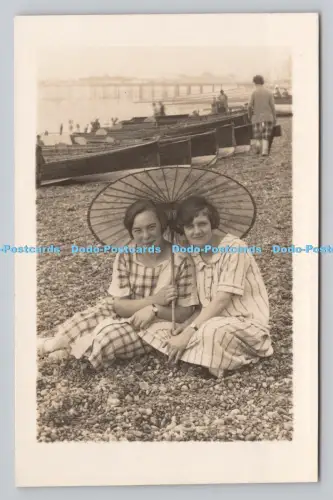 R807551 Zwei Frauen am Strand