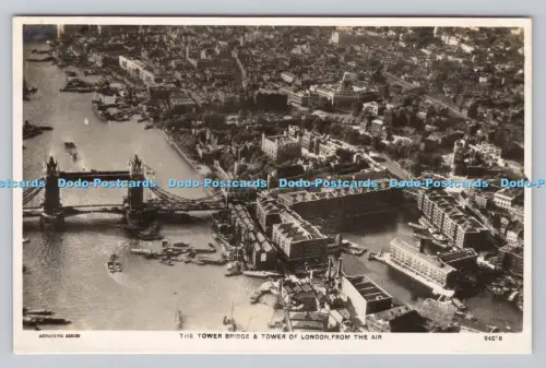 R807595 Die Tower Bridge und der Tower of London. Aus der Luft. Air View von Aerofilm