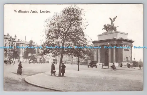 R806037 London. Gummistiefelbogen. Mit Friedensstatue
