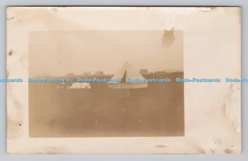 R807639 Personen am Zelt. Postkarte