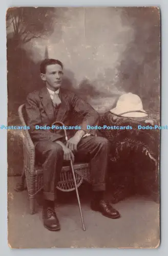 R807652 Mann sitzt auf dem Stuhl. L.T.K