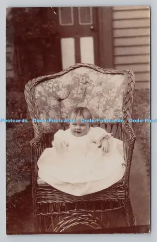 R807653 Babysitzung auf dem Stuhl. British Made