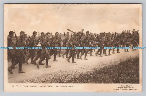 R807743 Die East Yorks gehen in die Schützengräben. Tägliche Post. Krone. Serie. 16. N