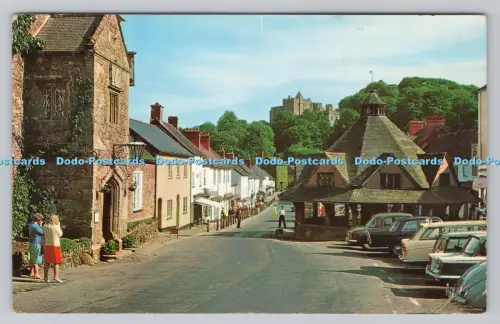 R809466 Dunster. Hohe St. Der Garnmarkt und Schloss. Der fotografische Gruß