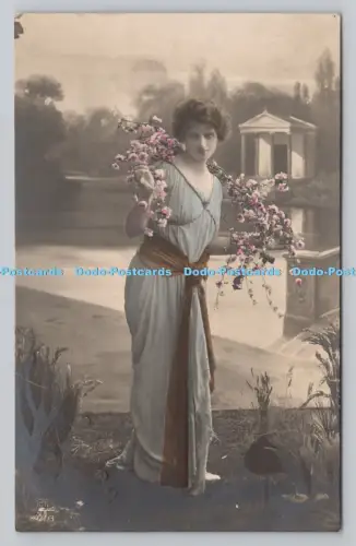 R807760 Frau mit Blumen. 1922