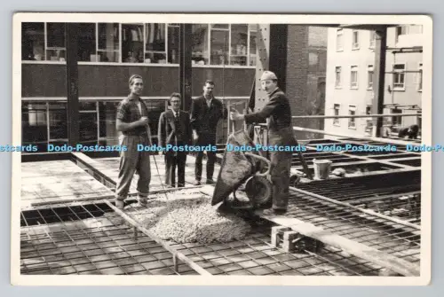 R806181 Eine Baustelle mit vier Männern. Neubau