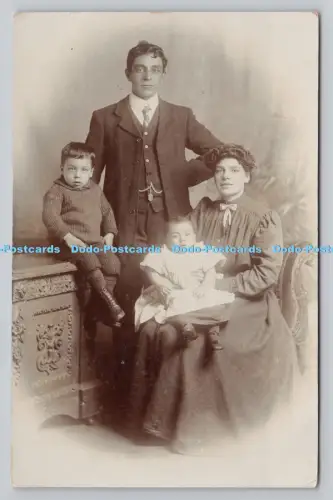 R809726 Mann und Frau mit zwei Kindern. John Hart. Leytonstone