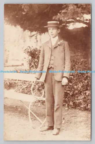 R809730 Junger Mann im Park. Postkarte