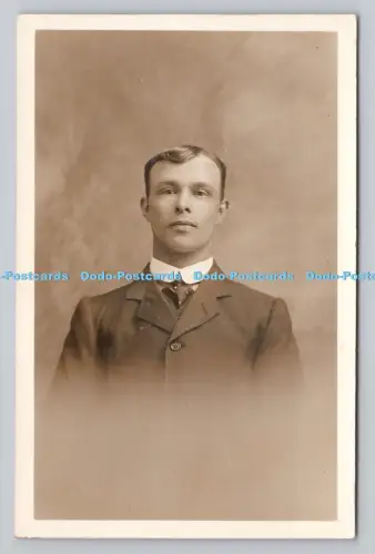 R809749 Mann Portrait. Putney Glapham Junction. Van Trolgas