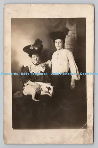 R809758 Zwei Frauen mit Hund. C. W. Ash. Woolwich. Stratford