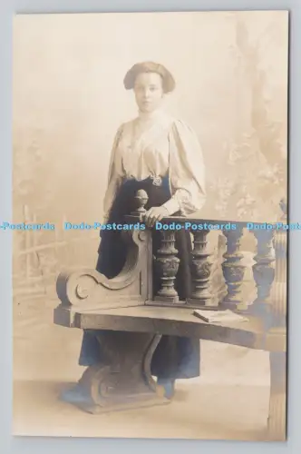 R808158 Frau steht am Stuhl. Whitfield Cosser. Colchester. Ipswich. König