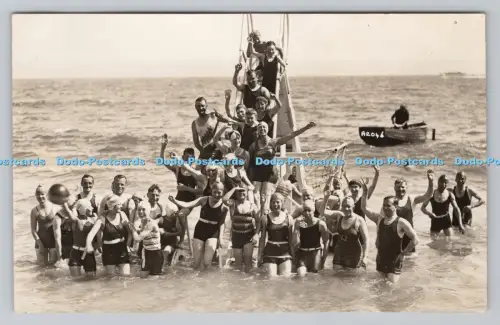 R808165 Gruppe von Menschen im Meer. Boot. Bailey Glen Fern Studios. Bournemouth