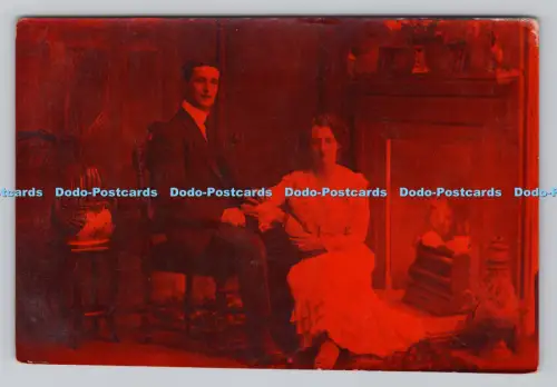 R808167 Mann und Frau sitzen im Zimmer