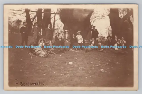 R808168 Betchworth. Gruppe von Menschen im Wald