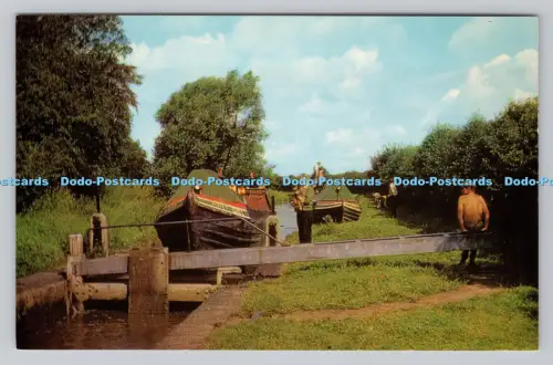 R809953 Kanalboote. Schmale Boote auf dem Oxford Kanal nördlich von Banbury. J. Salmo