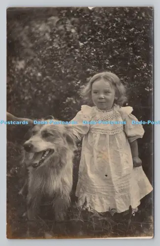 R810154 Mädchen mit Hund. Im Garten