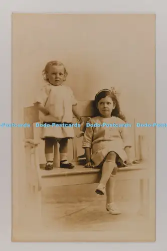 C032186 Mädchen und Kinder E Van Trolga Studios Clapham Junction Putney Clapham B