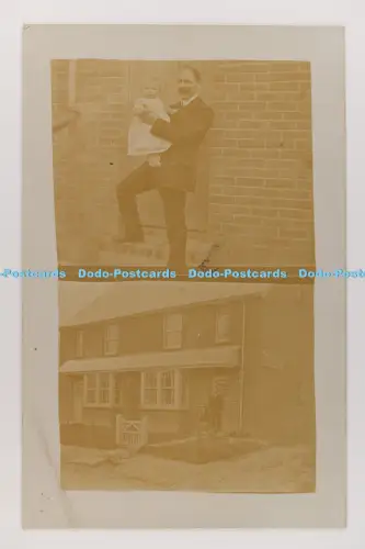 C032402 Mann mit Kind Postkarte