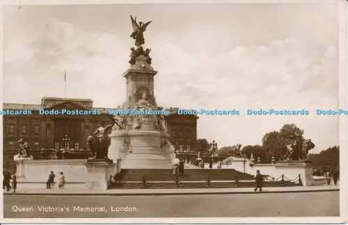 R004688 Queen Victorias Memorial London 1926 RP