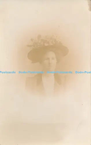 R029190 Alte Postkarte Frau Portait